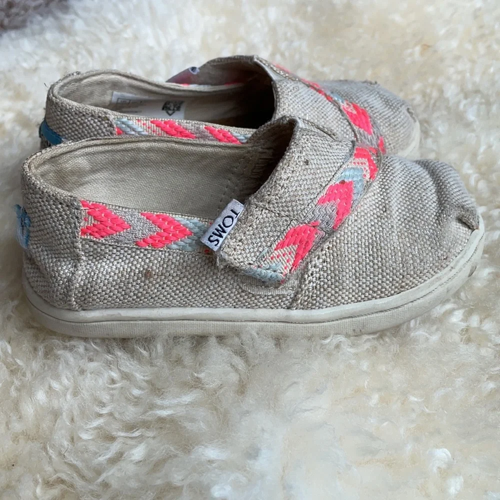 TOMS natural metallic burlap tiny classics size 7